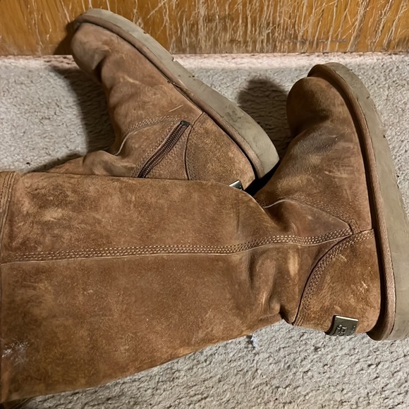 Beautiful UGG Tall Suede Sheep Fur Lined Zip Boots. Size 8. - Picture 4 of 11
